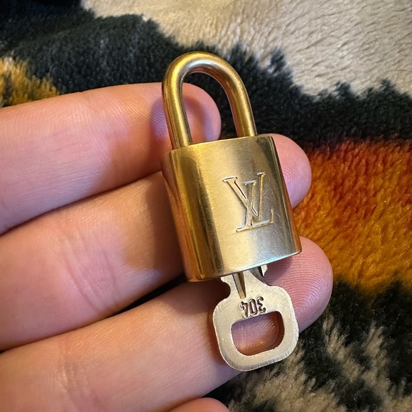 Louis Vuitton 304 lock and key Paris - Picture 2 of 5